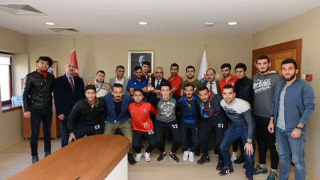  1. LİGE YÜKSELEN KSÜ ERKEK FUTBOL TAKIMI, REKTÖR DEVECİ’Yİ ZİYARET ETTİ