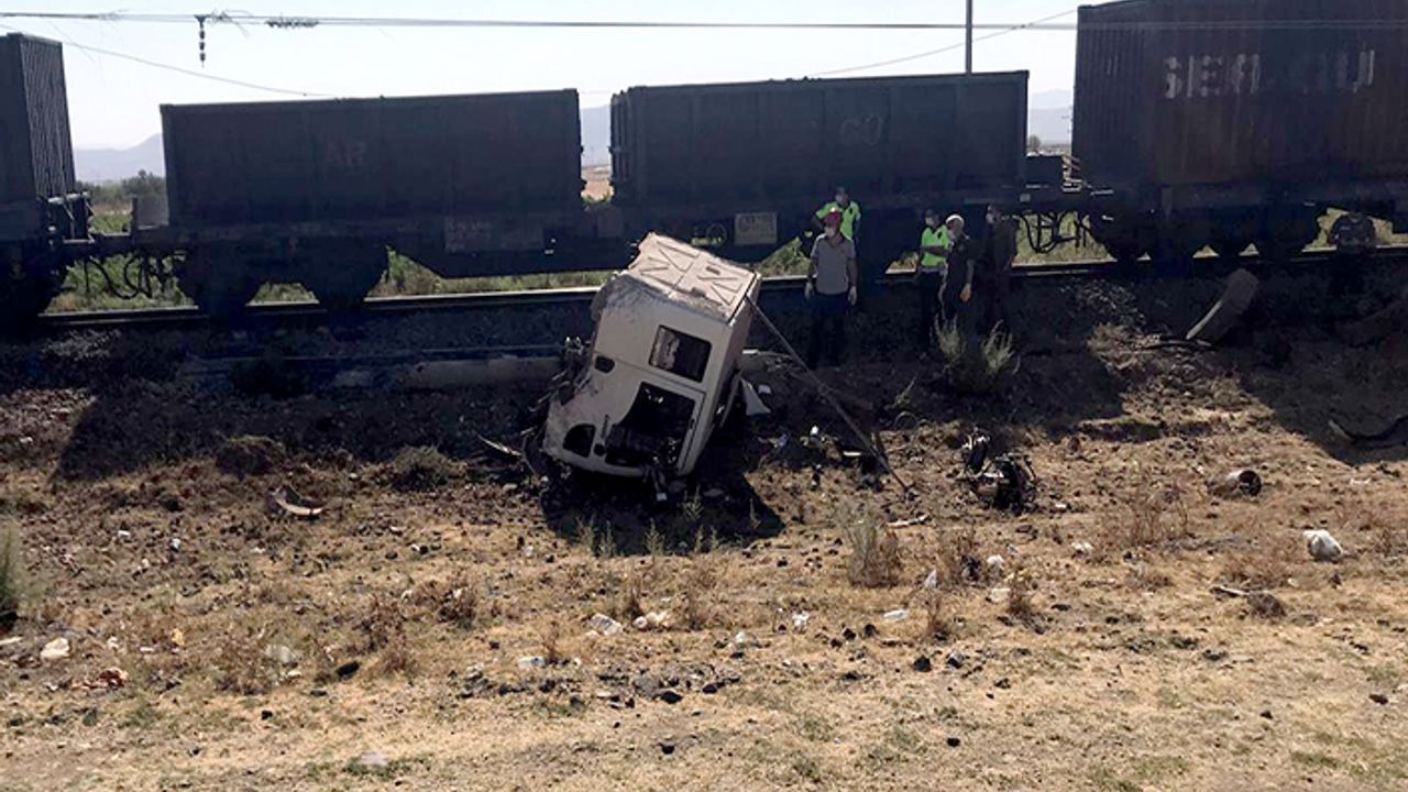 Yük treni kamyona çarptı: 1 ölü