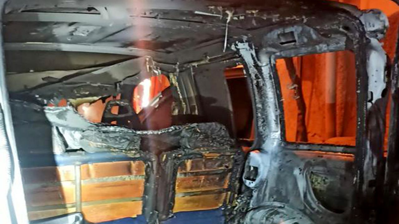 Metruk binada çıkan yangın park halindeki aracı kül etti