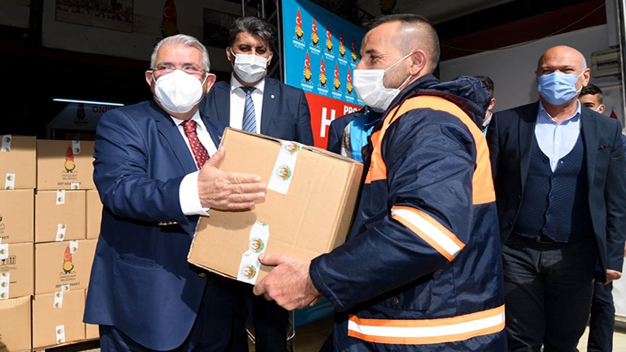 Mahçiçek, temizlik personeline erzak paketi dağıttı