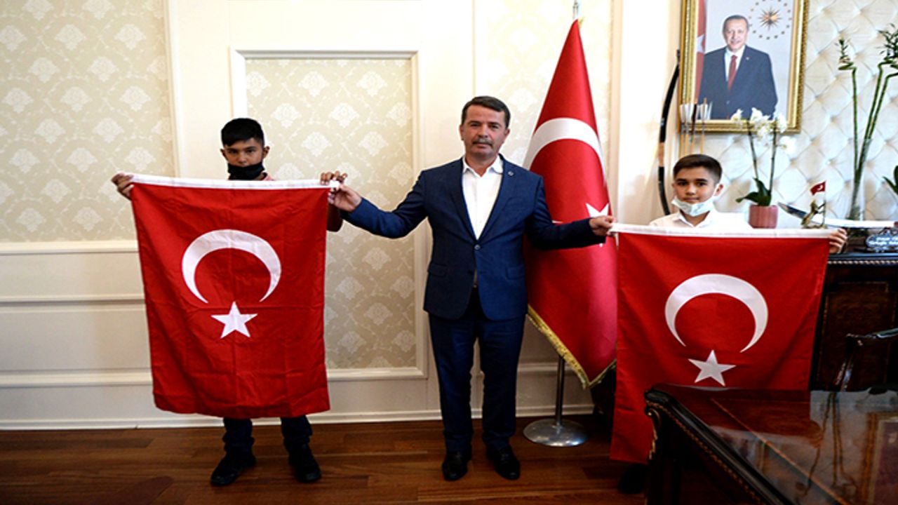 Okumuş, Türk Bayrağı sevdalısı gençleri ağırladı