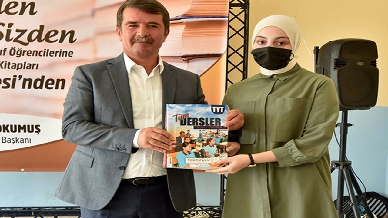 Türkoğlu Belediyesinden öğrencilere kaynak kitap desteği