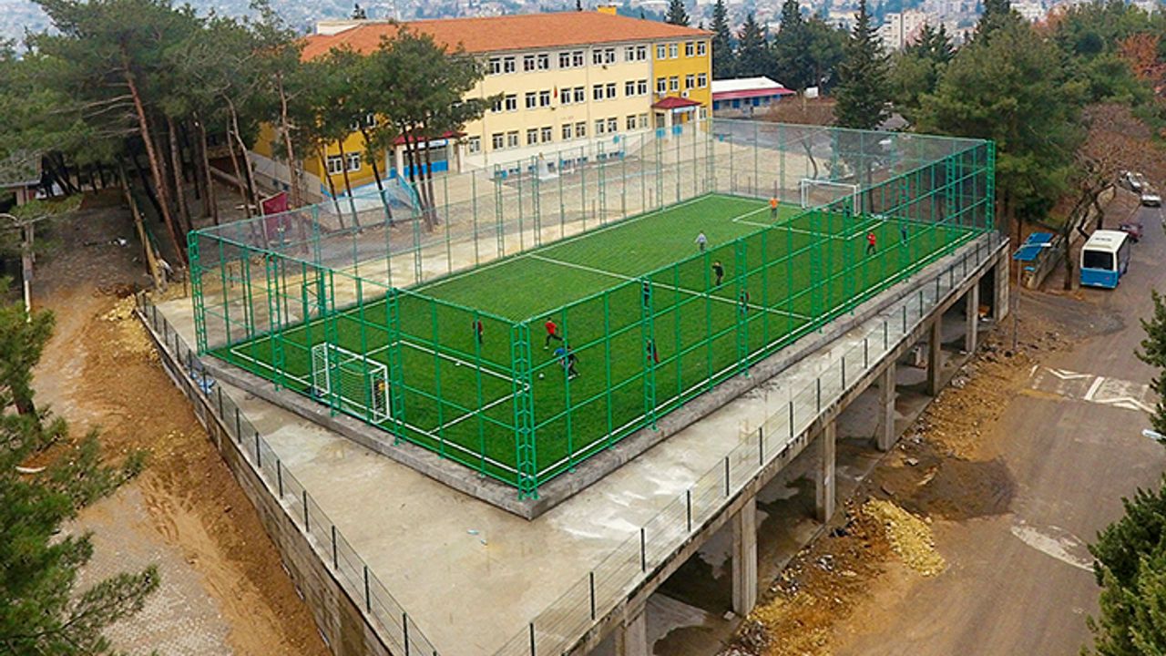 Altı pazar yeri, üstü halı saha