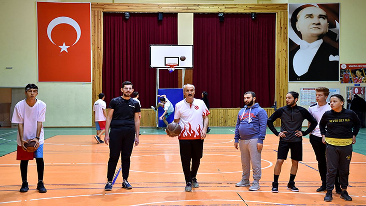 Okay, gençlerle basketbol maçında bir araya geldi
