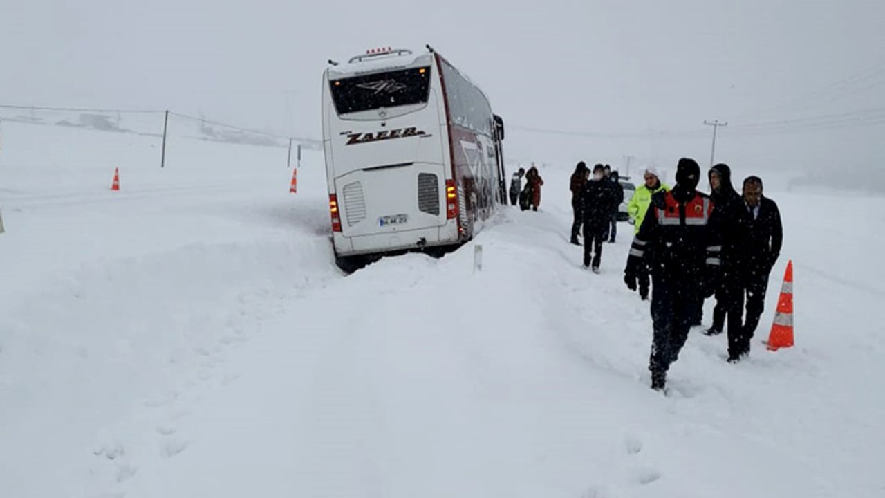 Karda mahsur kalan otobüsteki yolcular kurtarıldı