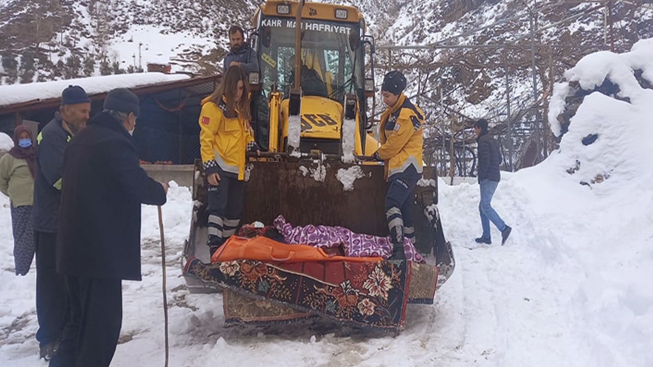 Onikişubat Belediyesi iş makinesiyle hasta nakletti