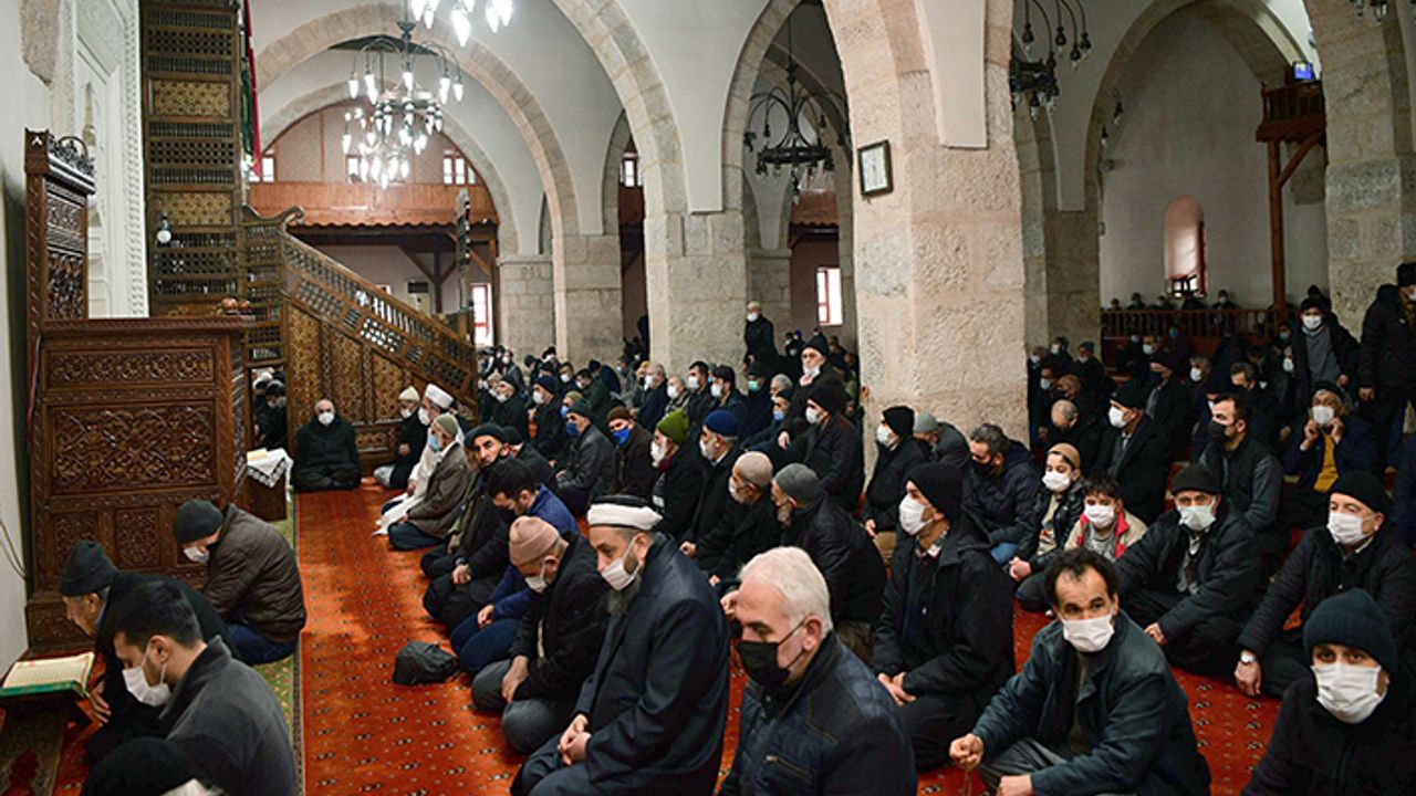 Tüm camilerde şehitler için Mevlid-i Şerif okundu