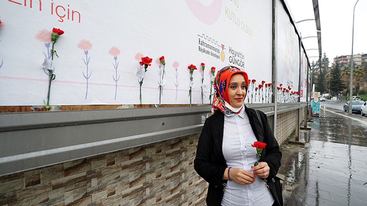 8 Mart Dünya Kadınlar gününde şehir karanfillerle donatıldı
