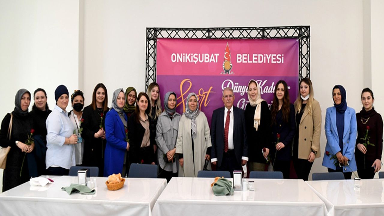 Mahçiçek, geleneği bozmadı, kadın personelleriyle buluştu