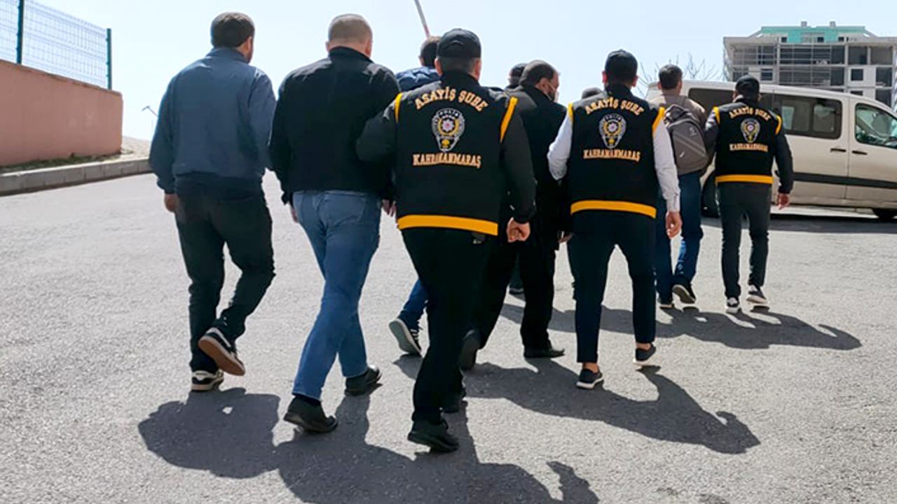Hapis cezasıyla aranan akrabalar polisten kaçamadı