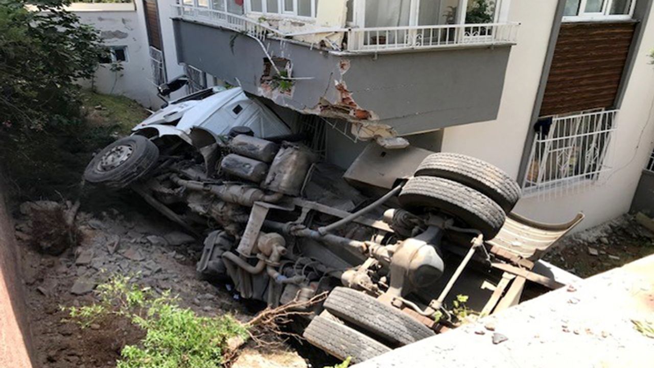 Freni boşalan su tankeri apartmana çarptı