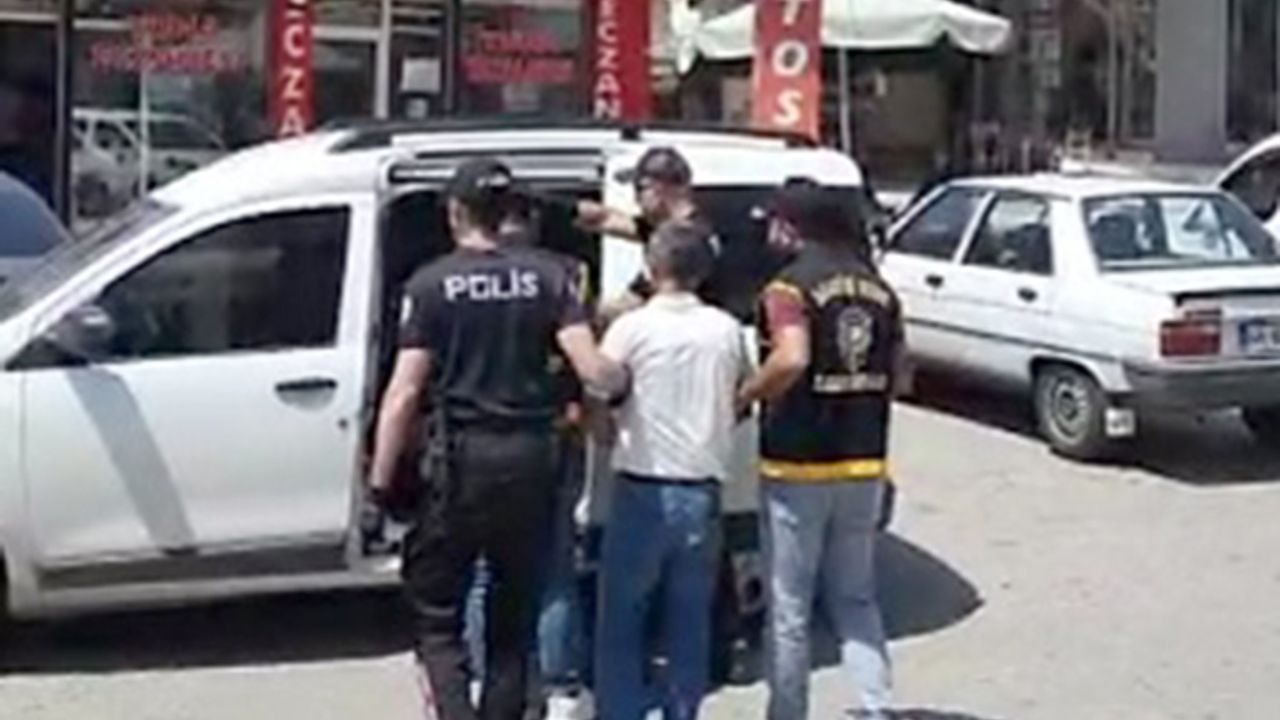 70 yaşındaki emekliyi dolandıran 2 şüpheli tutuklandı
