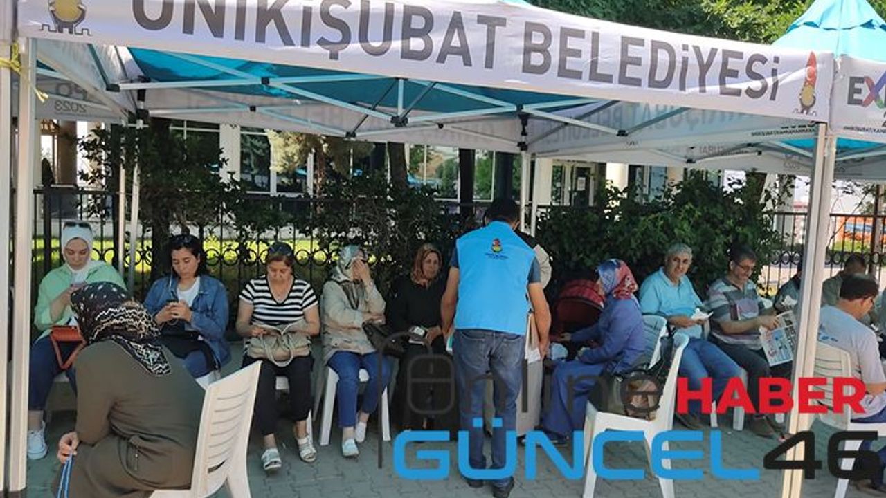 Sınav giren öğrencilerinin heyecanına ortak oldu