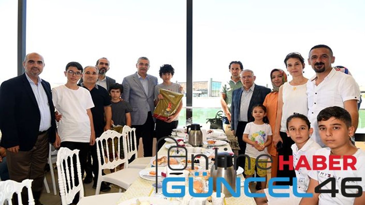 Mahçiçek, LGS’de ilk 25’e giren öğrenci ve aileleriyle bir araya geldi