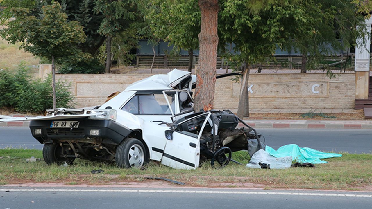 Ağaca çarpan otomobil ikiye bölündü: 1 ölü