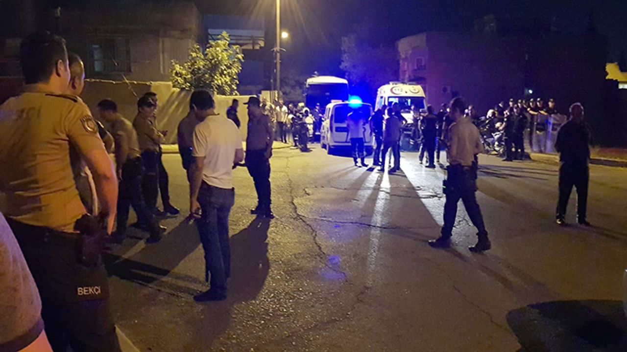 Husumetli ailelerin kavgası kanlı bitti: 2 yaralı