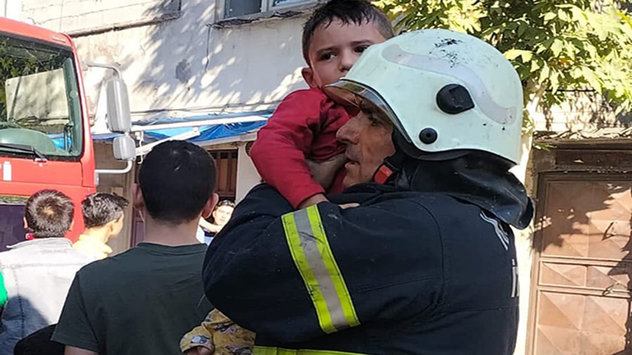 Yangında dumandan etkilenen 4 çocuk itfaiyeciler tarafından kurtarıldı
