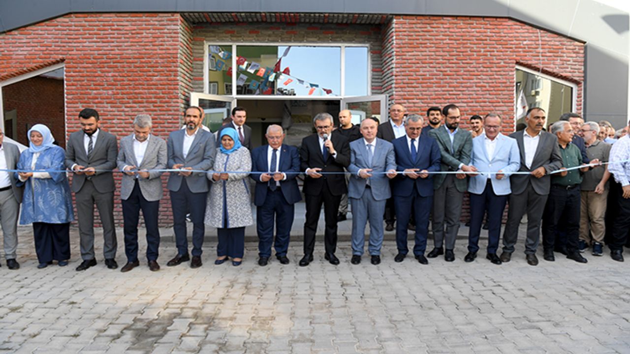 Yarı Olimpik Kapalı Yüzme Havuzu açıldı