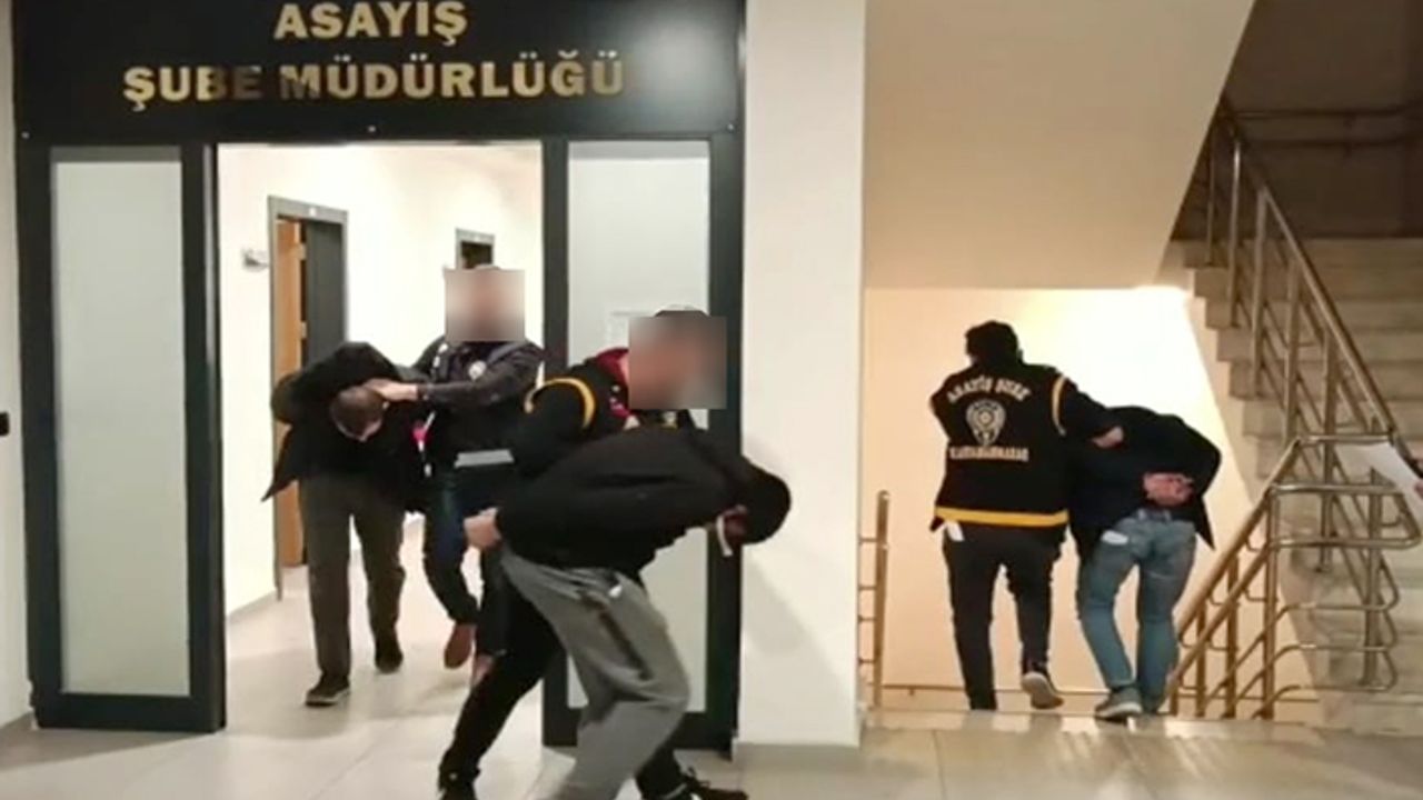Düz kontak yaparak araç çalan 3 şüpheli yakalandı