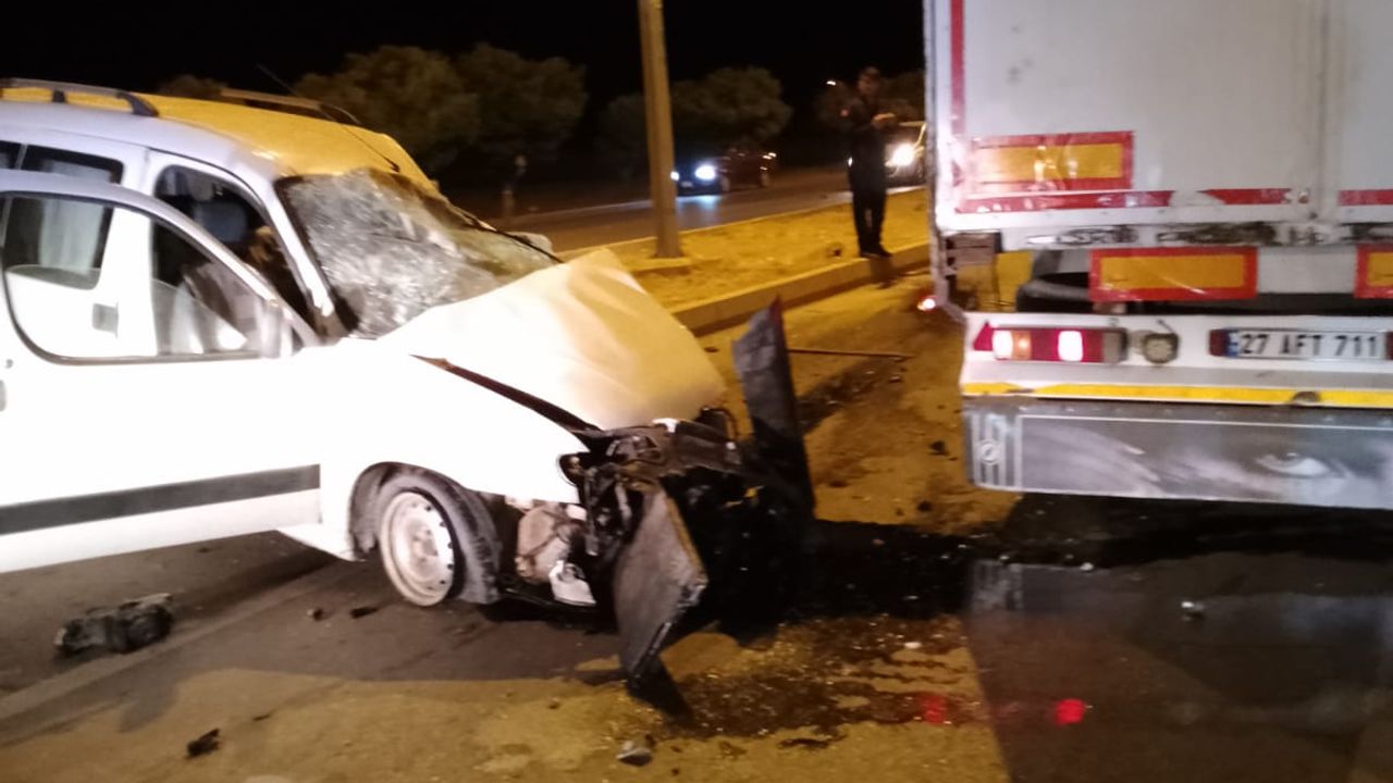 Kahramanmaraş’ta hafif ticari araç tıra çarptı