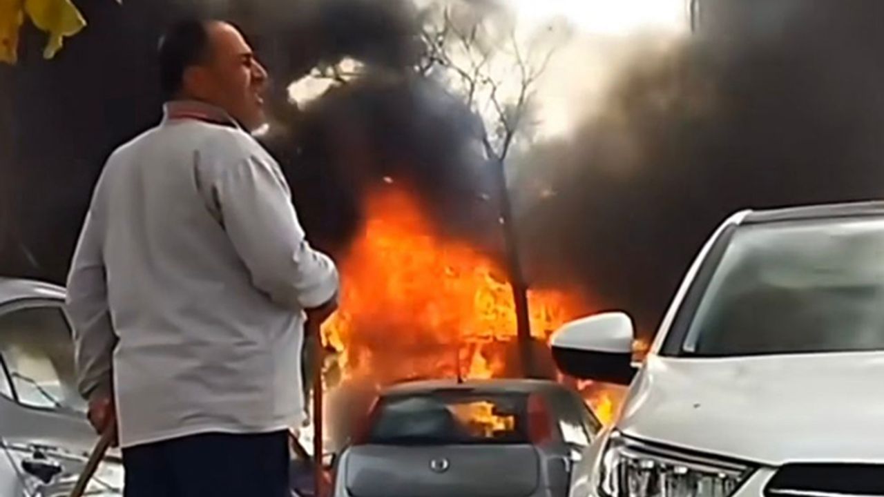Kahramanmaraş’ta park halinde araç alevlere teslim oldu