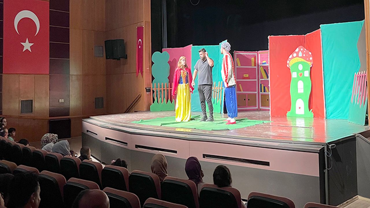 “Kitaplar Ülkesi” isimli tiyatro beğeniyle izlendi