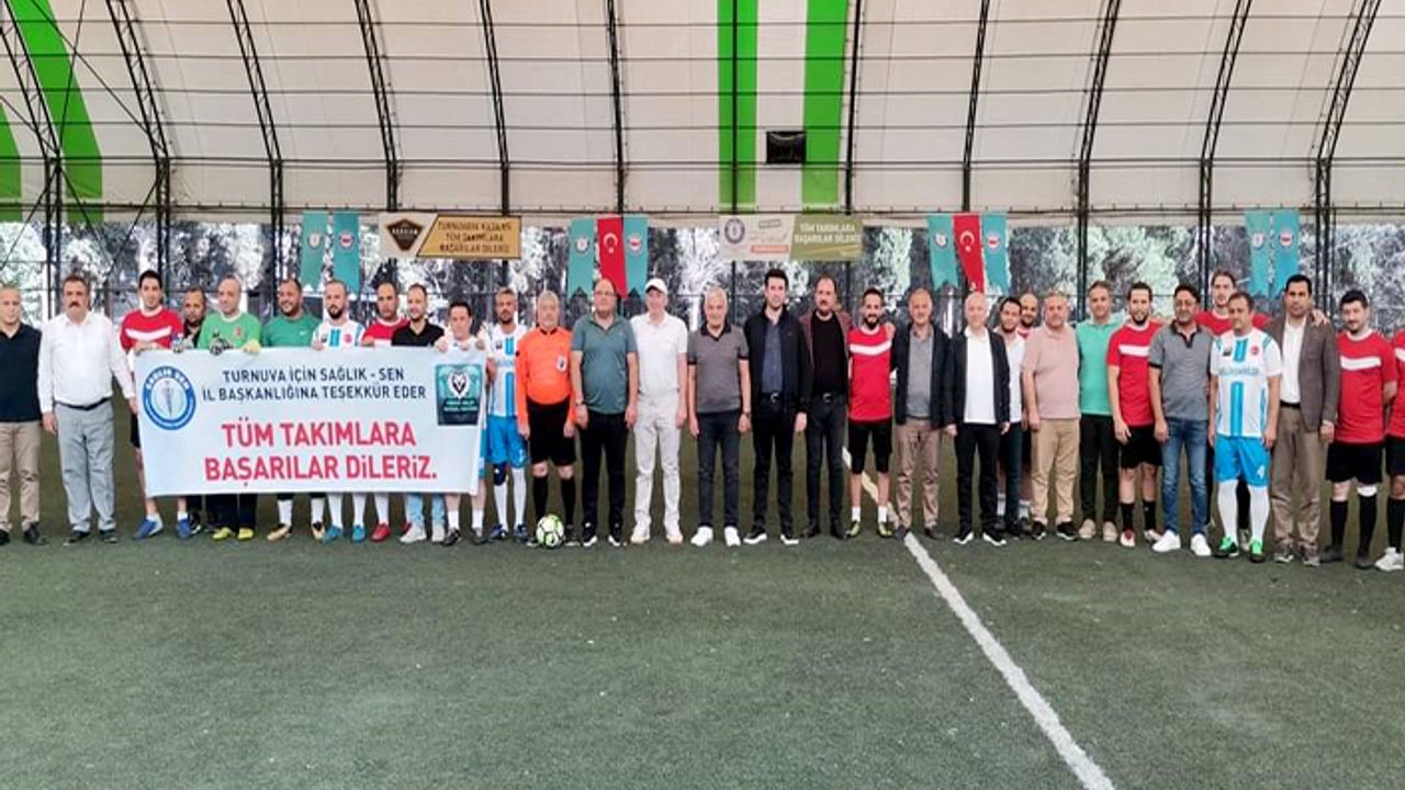 Sağlık çalışanları futbol turnuvasında bir araya geldi