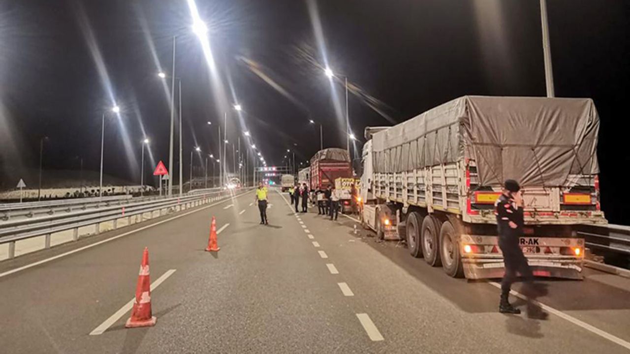 Tırın lastiği değiştirmek isteyen 4 kişiye otomobil çarptı