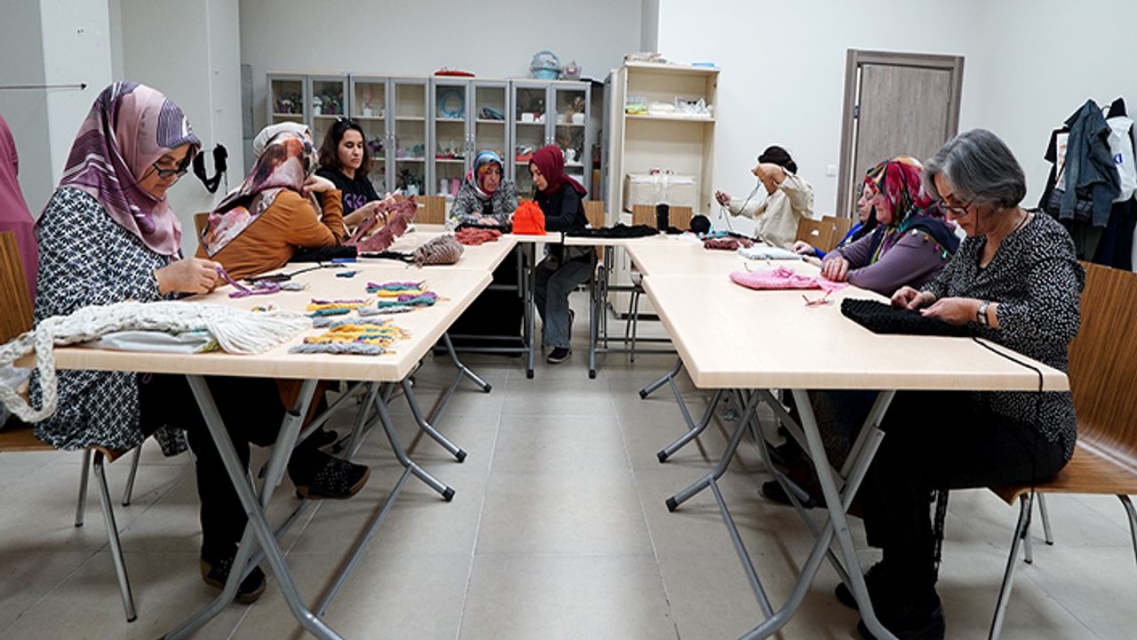 KAMEK’te hem sosyalleşiyor hem el becerilerini geliştiriyorlar