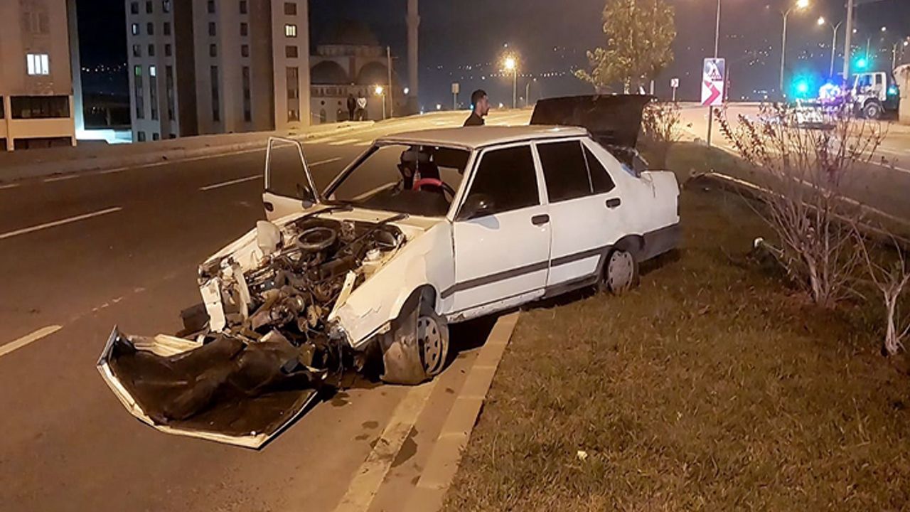 Otomobil aydınlatma direğine çarptı: 3 yaralı