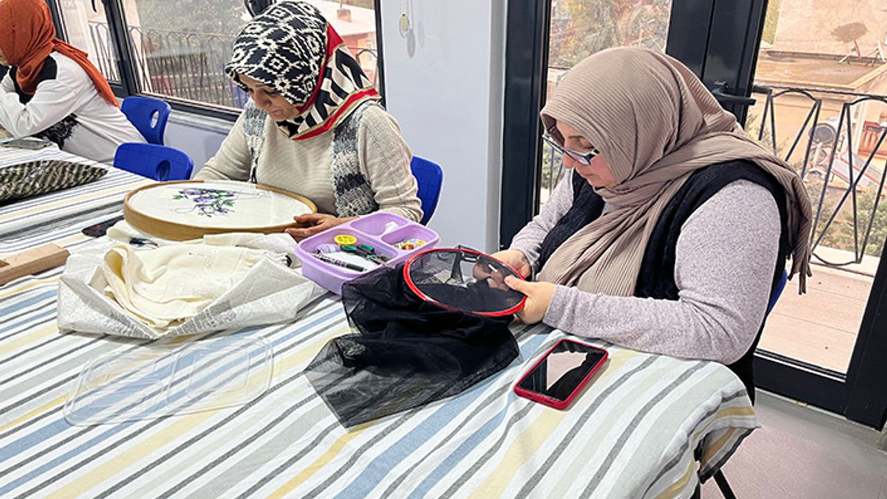 Bilgi ve Kültür Evleri’nde hem öğreniyor hem eğleniyor