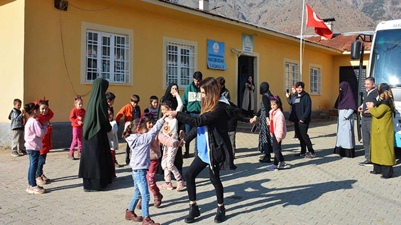 Gezici Kütüphane, Minik Gönüllere dokunmaya devam ediyor