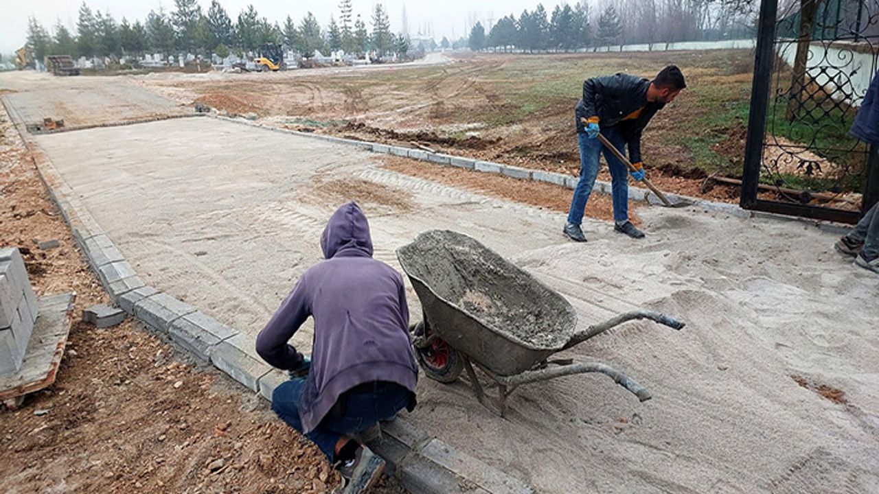 Göksun Mezarlık yolunu kilit parkeyle yeniledi