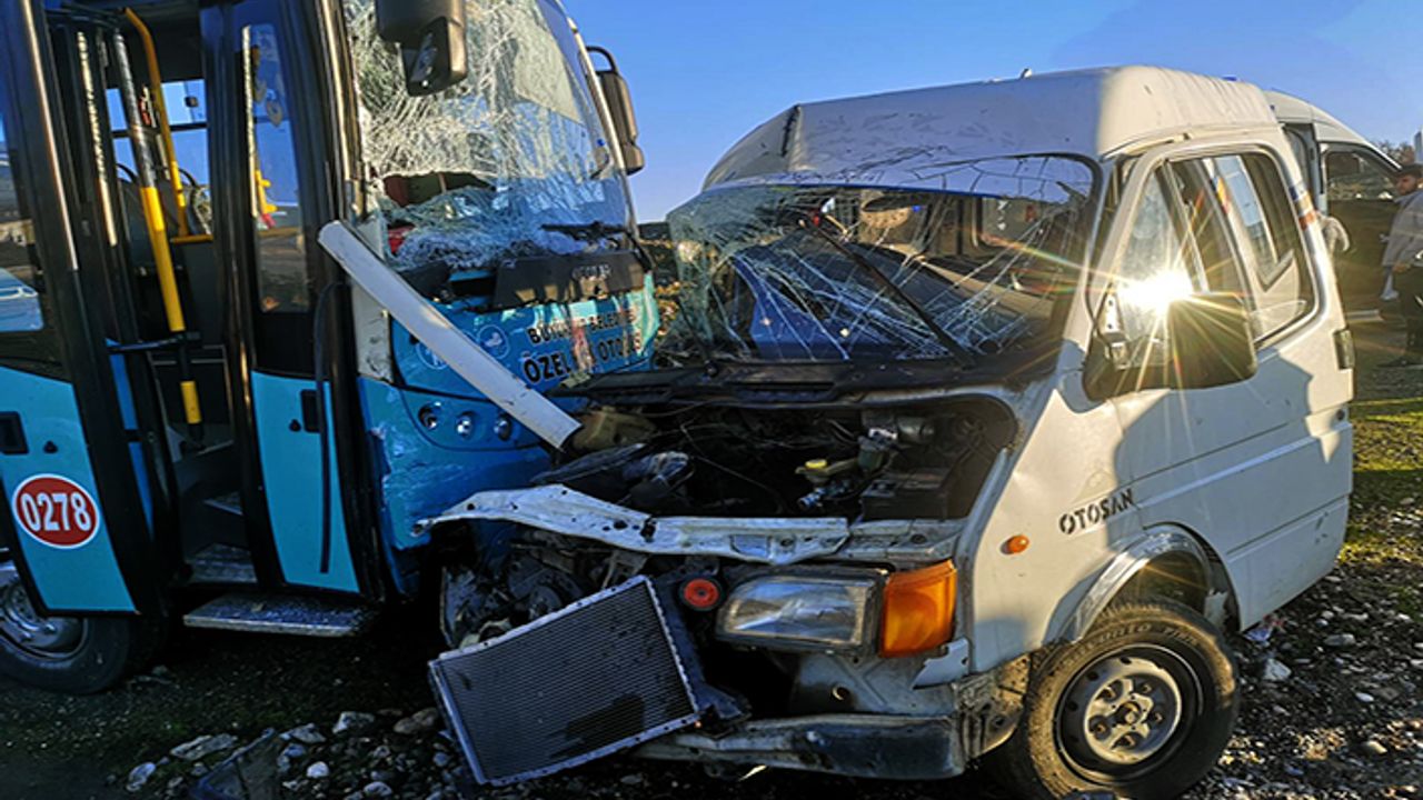 Halk otobüsü ile minibüs çarpıştı: 1’i ağır 4 kişi yaralandı