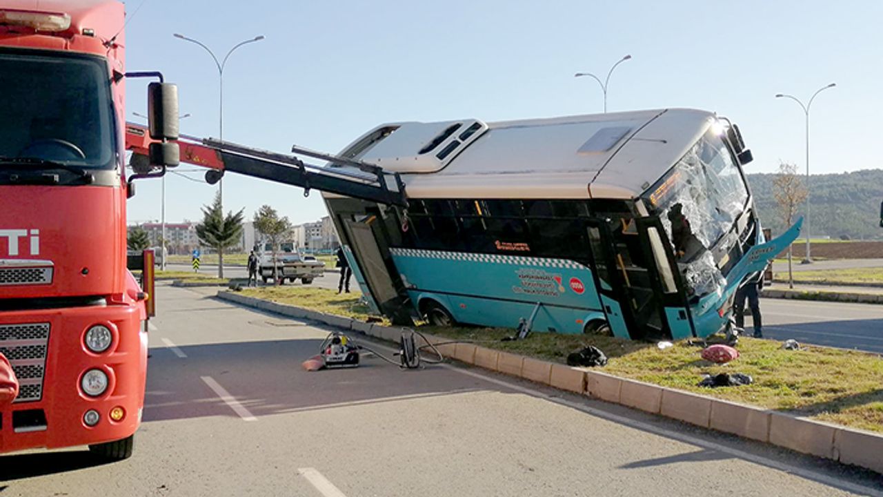 Kahramanmaraş’ta halk otobüsü kaza yaptı: 12 yaralı