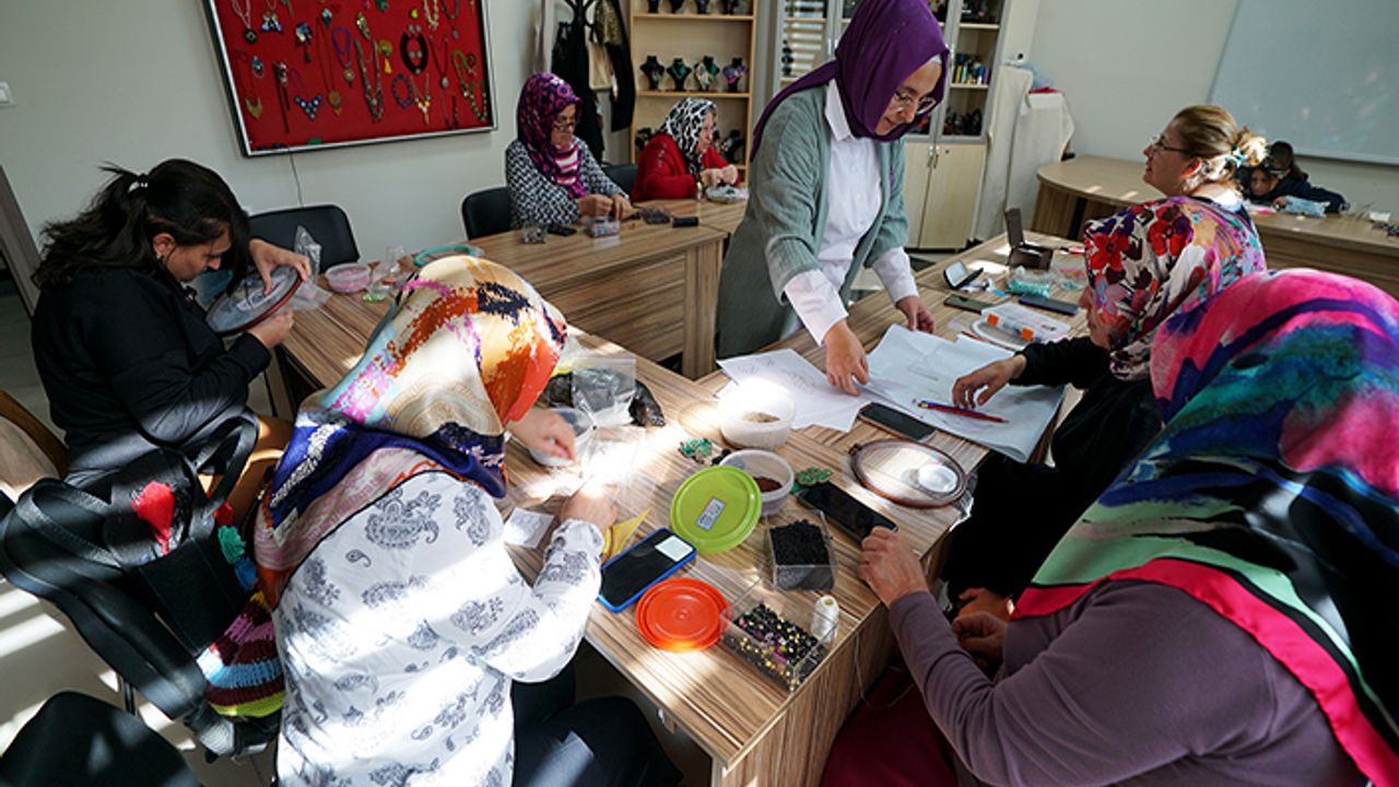 KAMEK’te öğreniyorlar, aile bütçelerine katkı sağlıyorlar