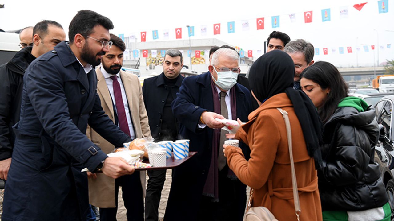 Onikişubat Belediyesi’nden öğrencilere sıcak çorba, simit ve çay ikramı