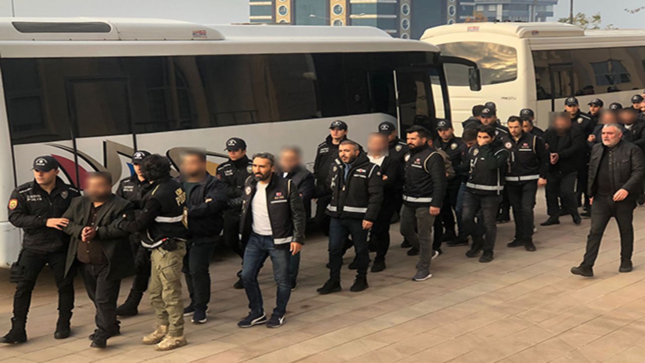 Suç örgütüne yönelik operasyonda yakalanan 44 kişi adliyeye sevk edildi