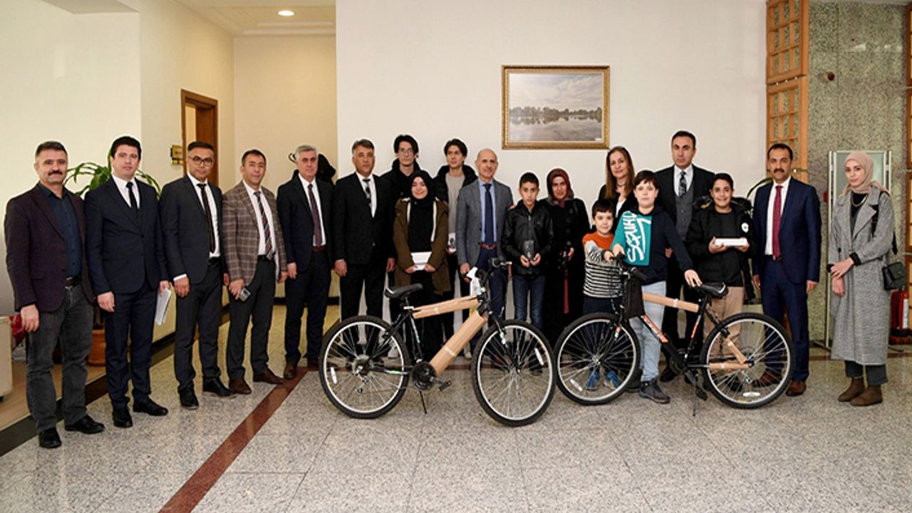 Bilgi yarışmasında dereceye giren katılımcılara ödülleri verildi