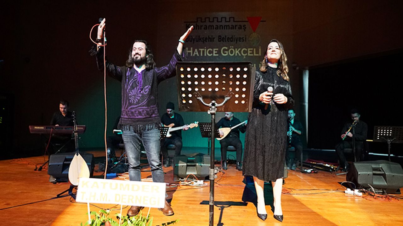 Gökçeli ve Güçlü söyledi, müzikseverler eşlik etti