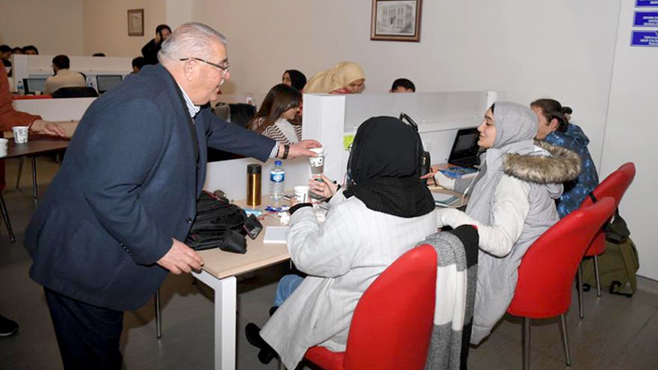 Mahçiçek’ten finallere hazırlanan üniversite öğrencilerine jest
