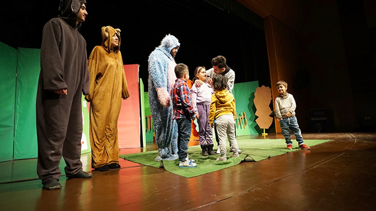 Minikler hafta sonu Büyükşehir’in tiyatrosuna koştu