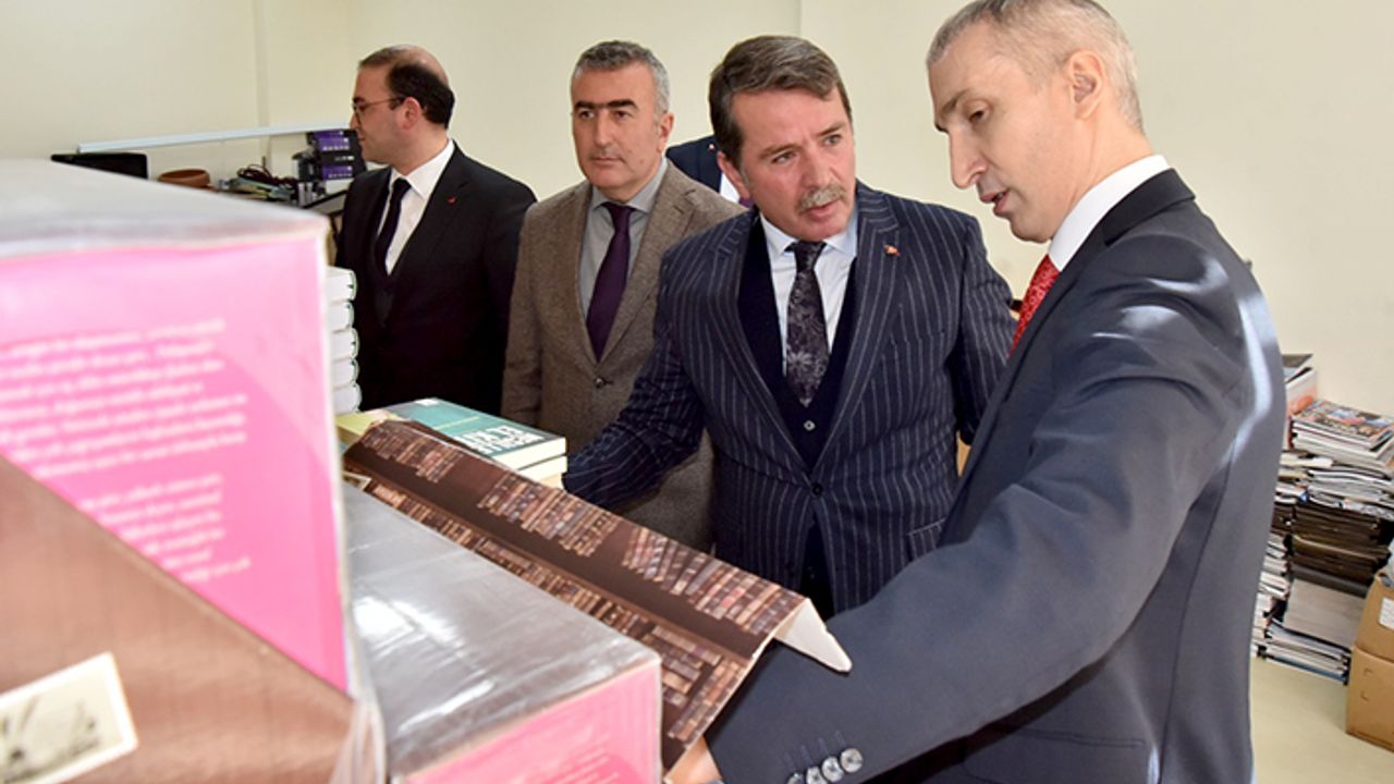 Okumuş’tan Ceza İnfaz Kurumu’na 6 bin kitap bağışı 