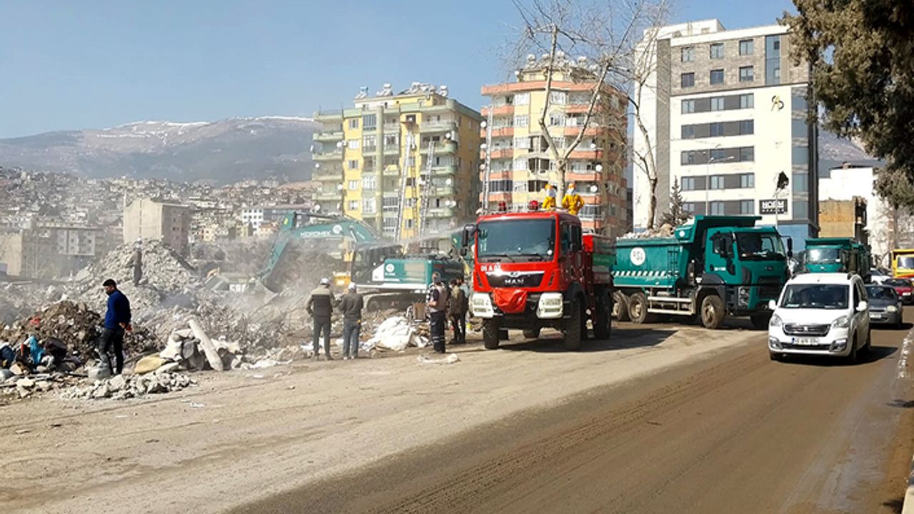 Enkaz kaldırma çalışmaları devam ediyor