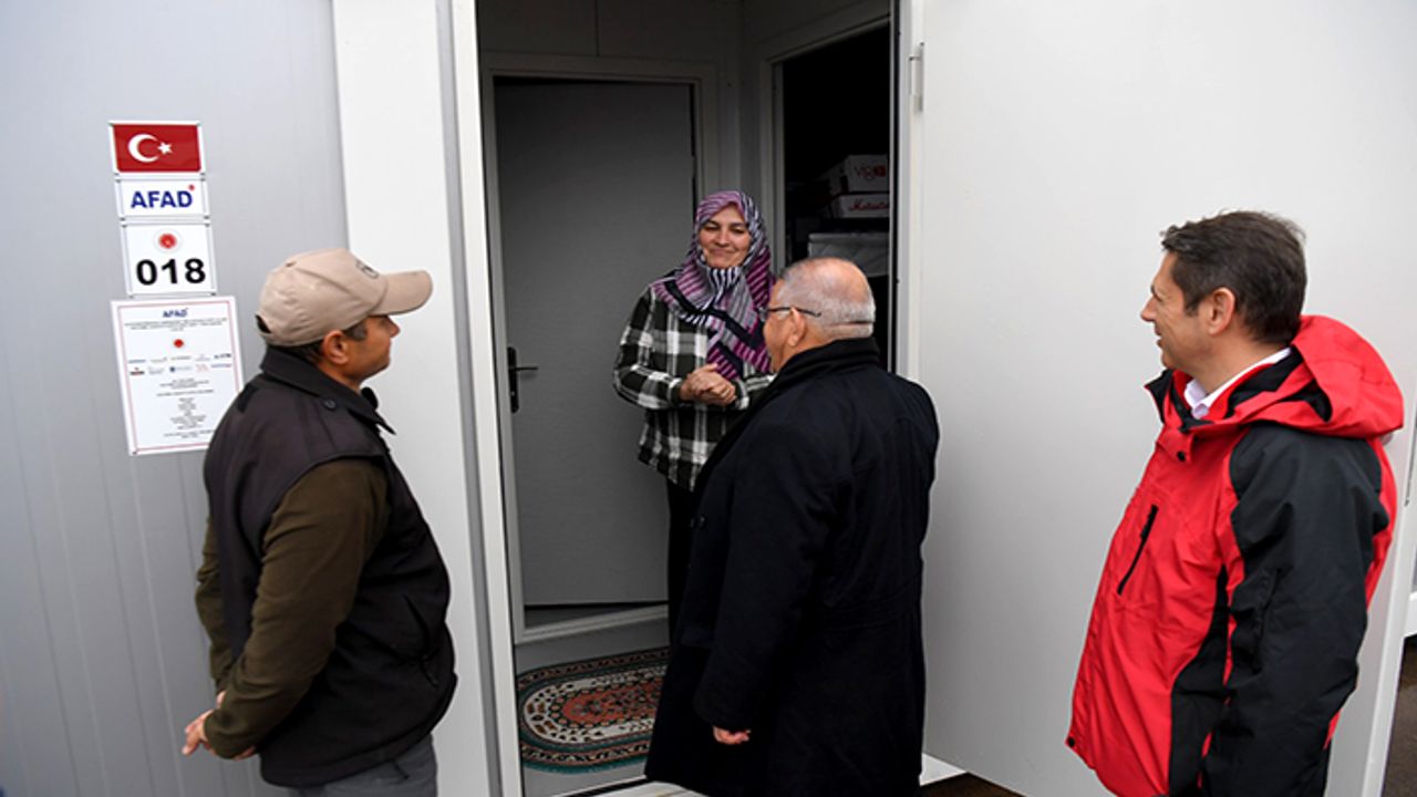 Mahçiçek, konteyner kentte incelemelerde bulundu, vatandaşları ziyaret etti