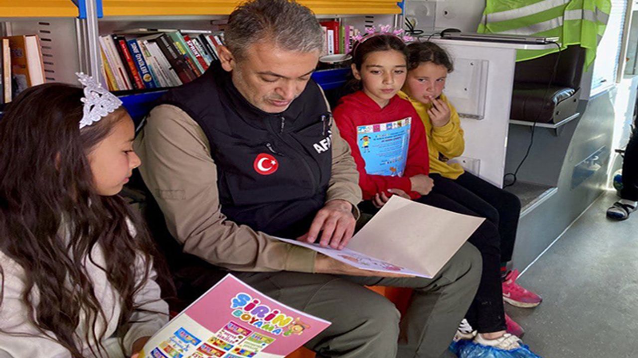 Vali Akkoyun, gezici kütüphaneyi ziyaret etti
