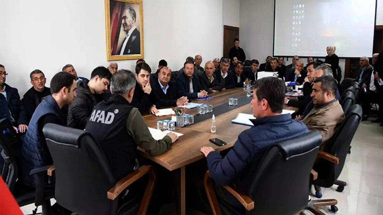 Vali Akkoyun mahalle muhtarları ile bir araya geldi