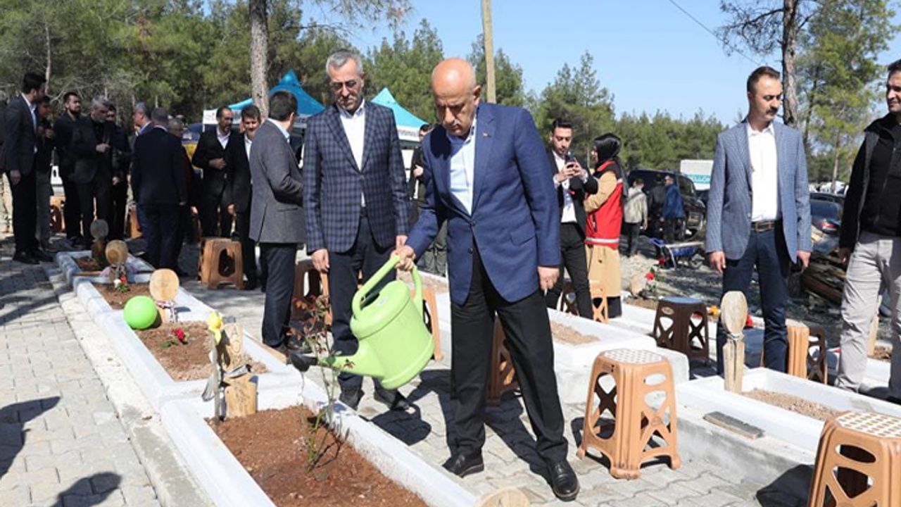 Depremde hayatını kaybedenler kabirleri başında dualarla yad edildi