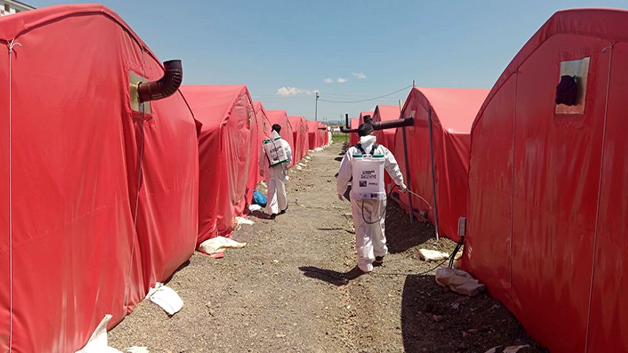 Geçici Barınma Merkezlerini dezenfekte ediyor