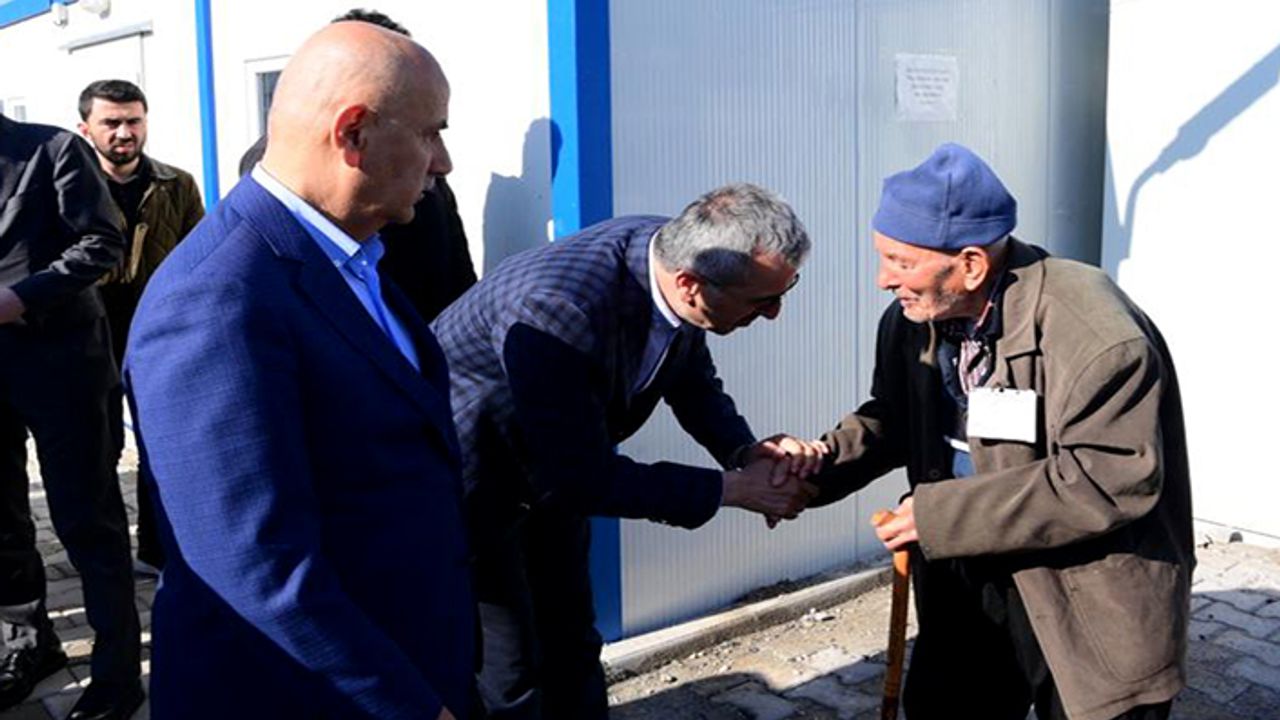 Güngör, Geçici Barınma Merkezi’nde Bayram ziyareti
